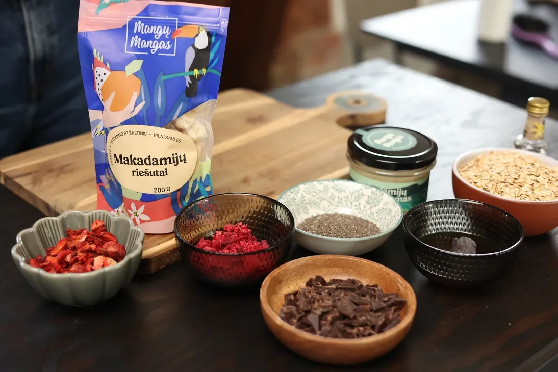 Batonėlių su makadamijų riešutais ingredientai