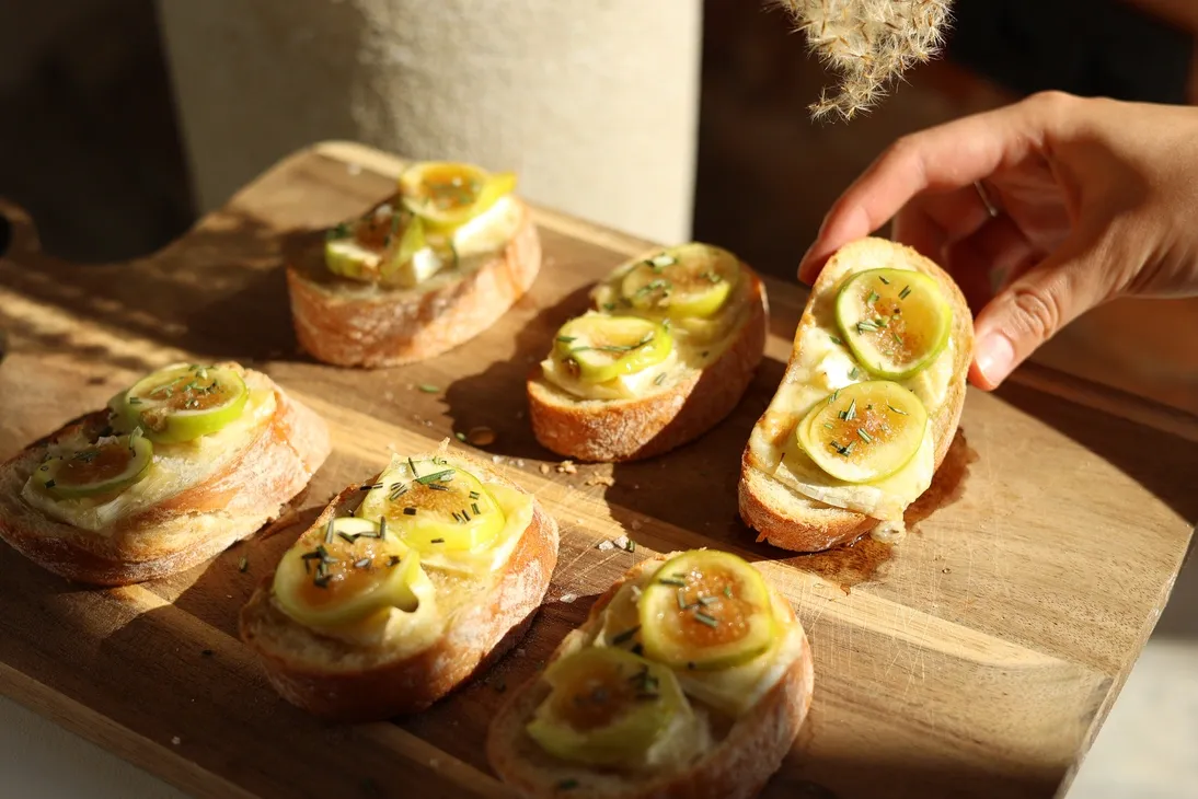 Brusketos su Blanco figomis ir Brie sūriu