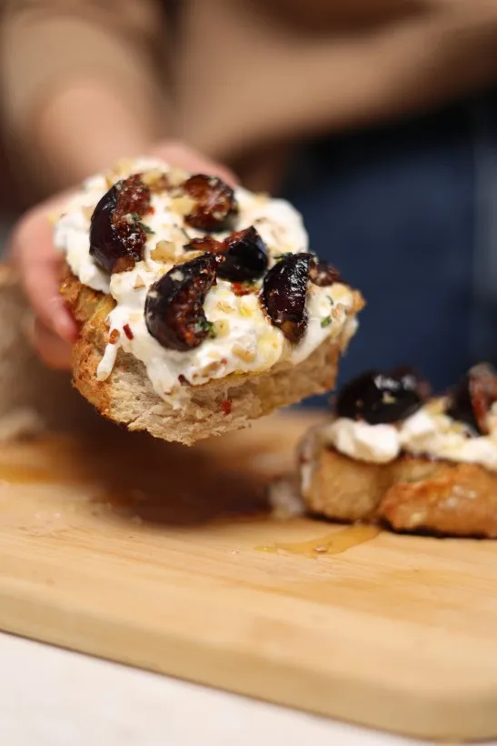Burrata sūrio ir karamelizuotų figų skrebutis