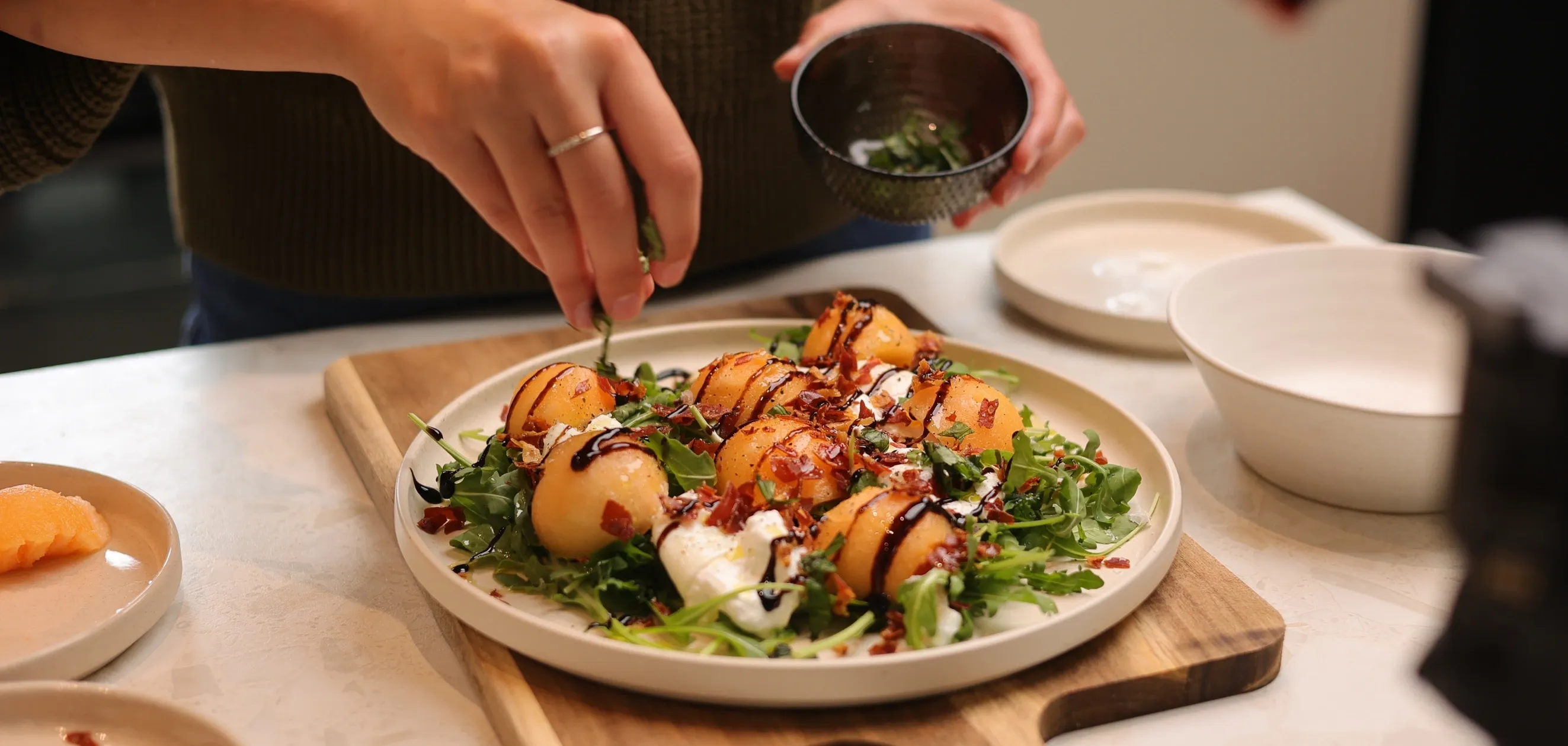 Corallo meliono rutuliukai su burrata