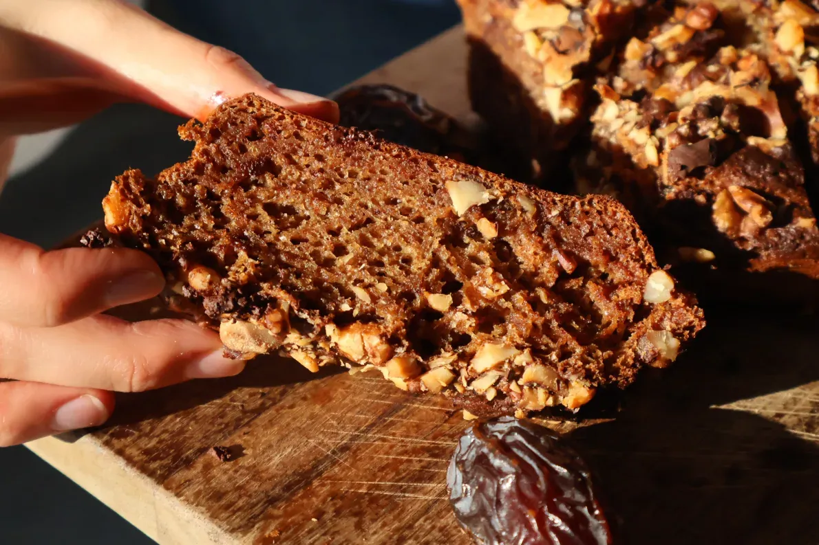 Datulių duona su graikiniais riešutais