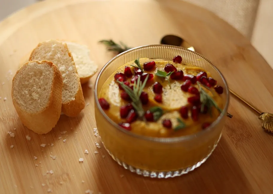 Humusas su granatos sėklomis