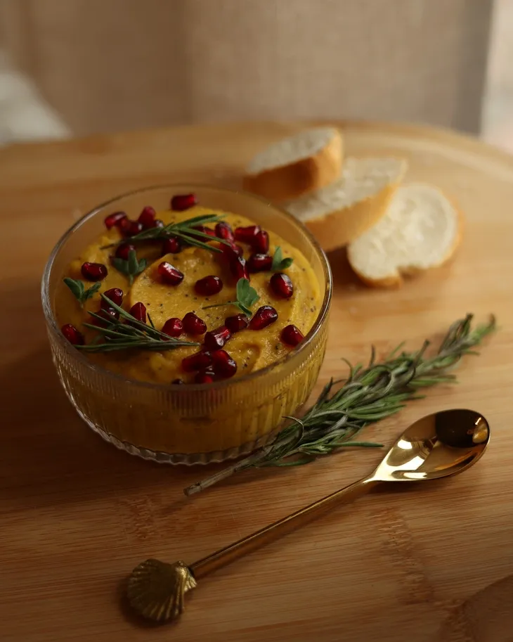 Humusas su kariu ir mangais