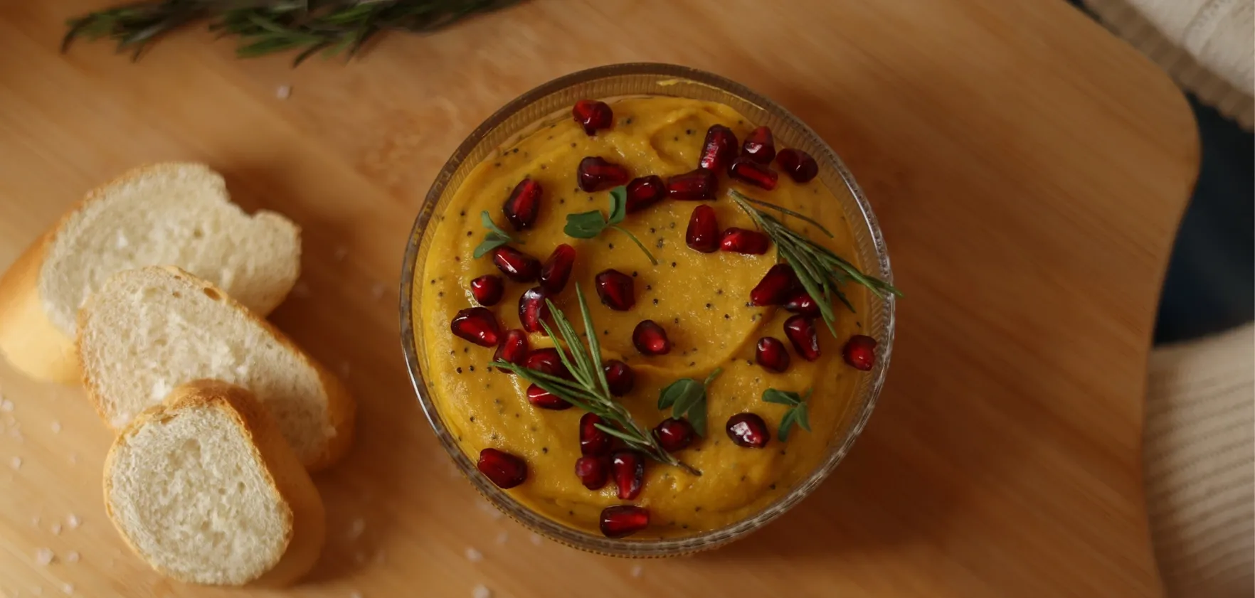 Humusas su mangais ir kariu