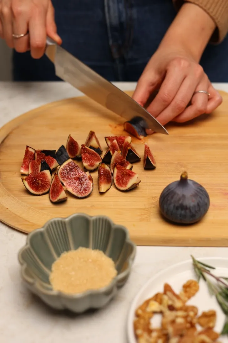 Karamelizuotų figų ir burrata sūrio skrebučio gaminimo eiga