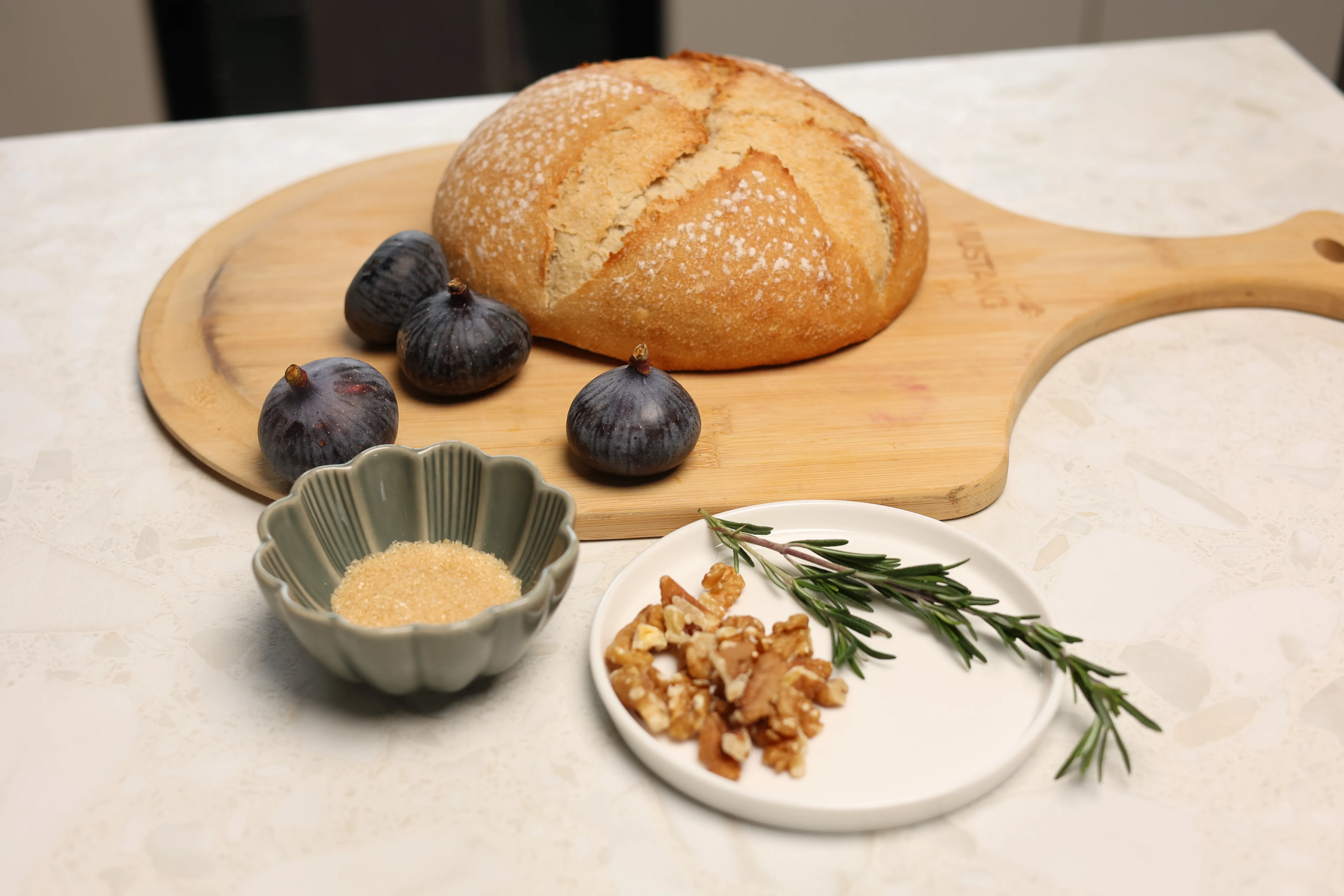 Karamelizuotų figų ir burrata sūrio skrebučio ingredientai