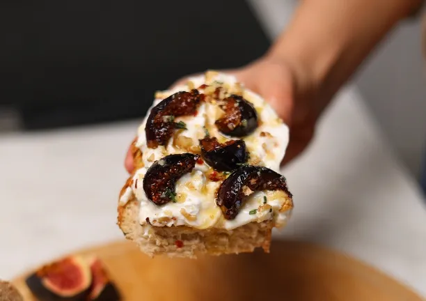 Karamelizuotų figų ir burrata sūrio skrebutis