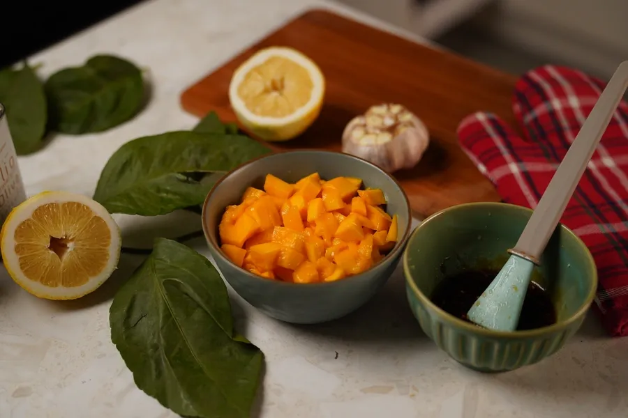 Keptas viščiukas su mangais ingredientai