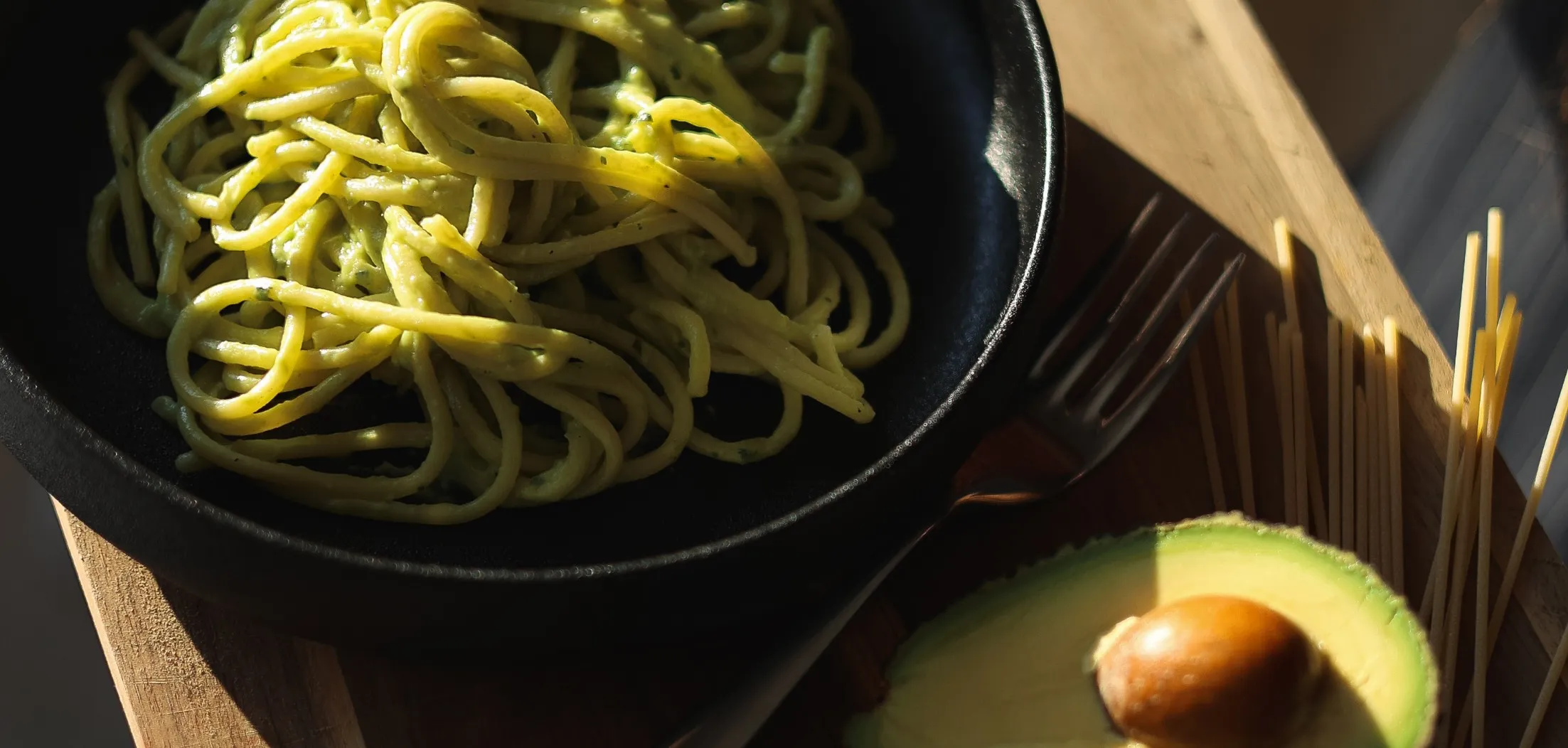 Kremiški makaronai su avokadų padažu