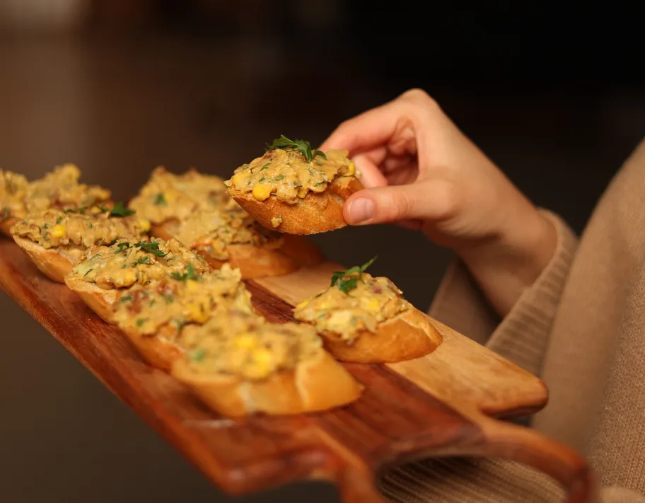 Krostini receptas su avokadais ir avinžirniais