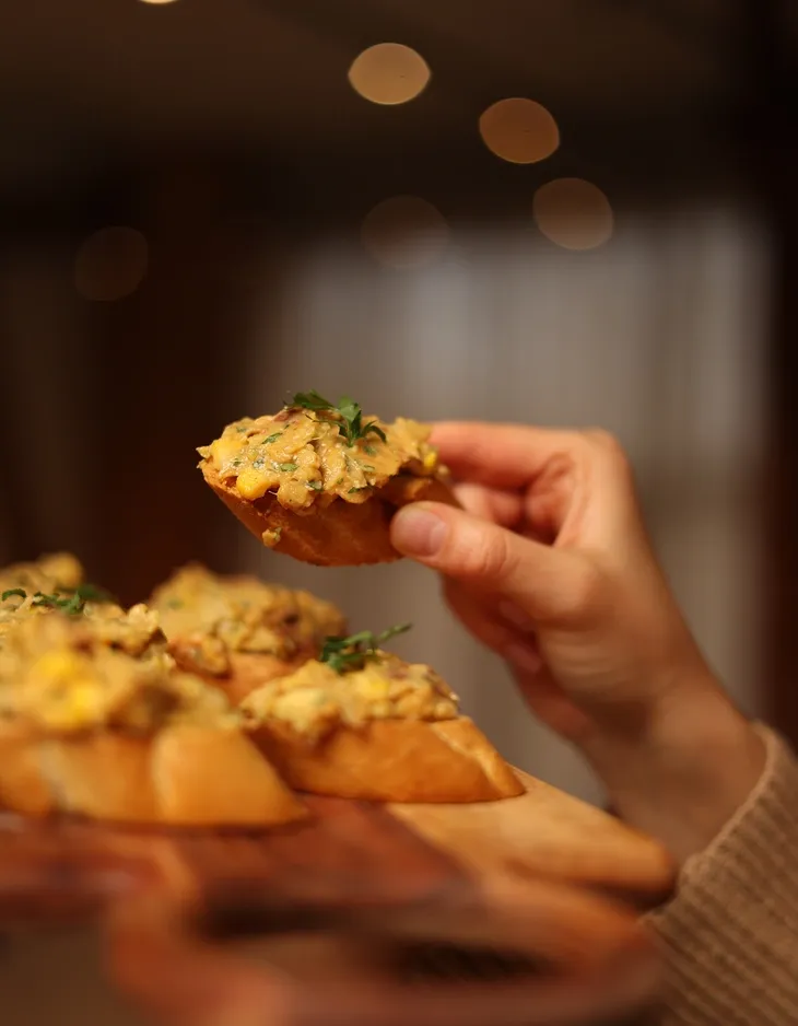 Krostini su avinžirniais ir avokadais