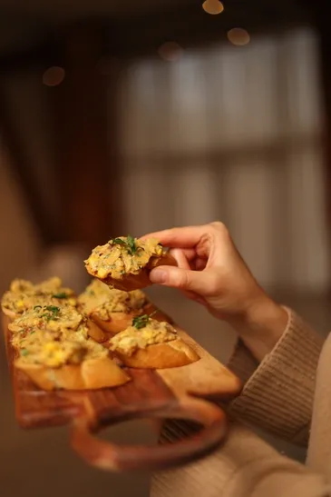 Krostini su avokadais ir avinžirniais receptas