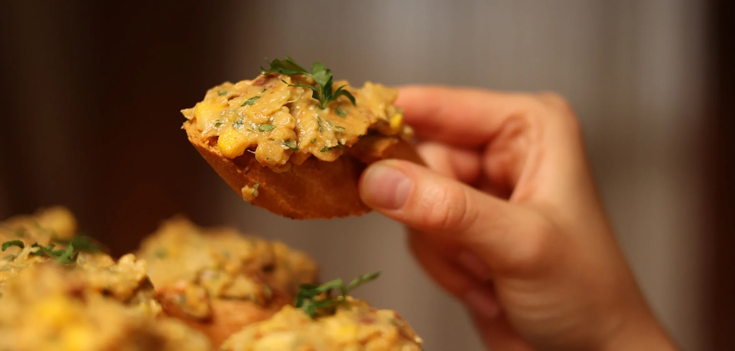 Krostini su avokadais ir avinžirniais