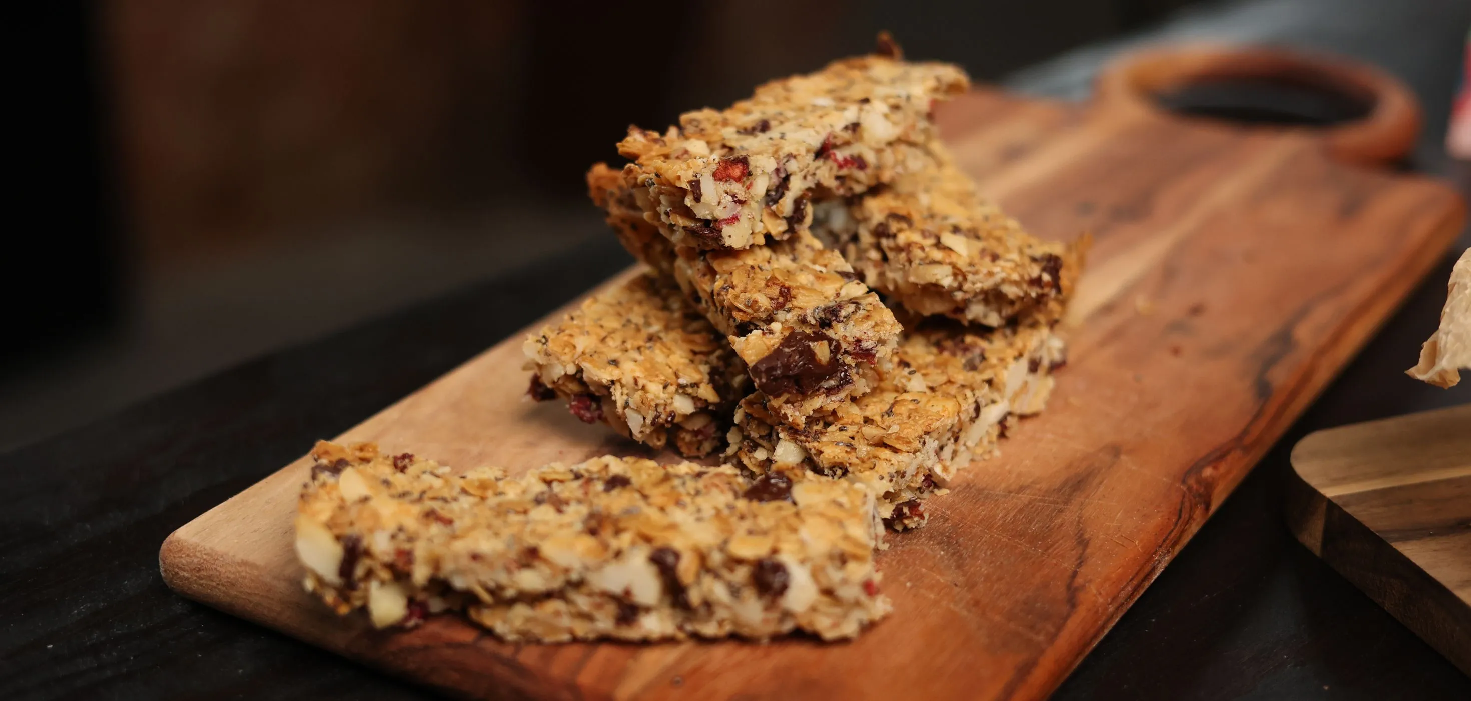 Makadamijų batonėliai su liofilizuotomis uogomis