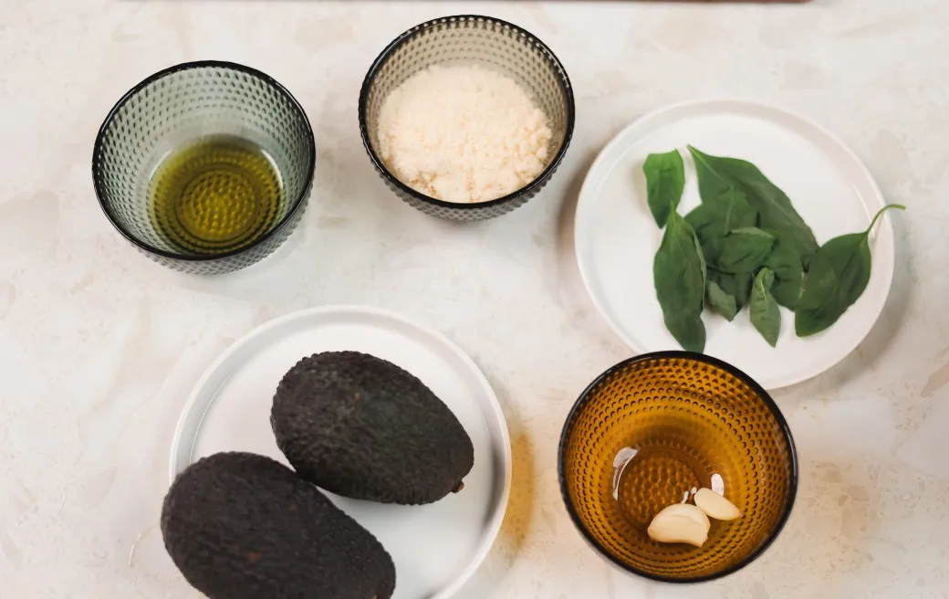 Makaronų su avokadų padažu ingredientai