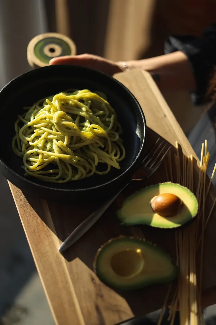 Makaronai su avokadų padažu