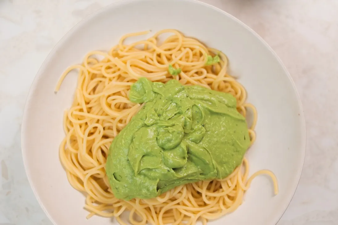 Mangų Mangas avokadai ir makaronai