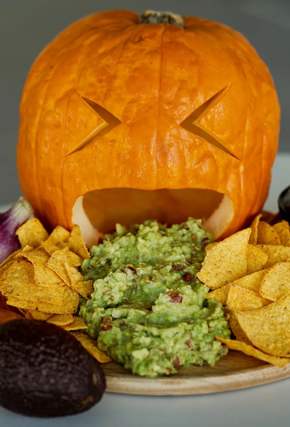 Nachos padėklas su gvakamolės padažu