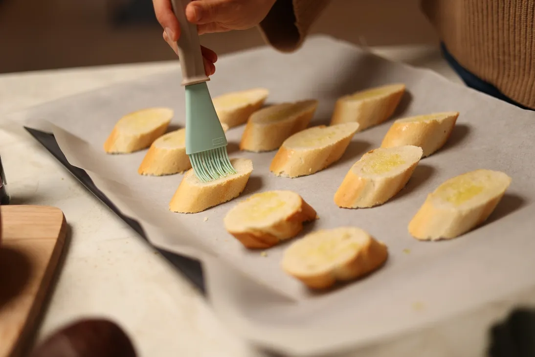 Prancūzišką batoną supjaustome riekelėmis
