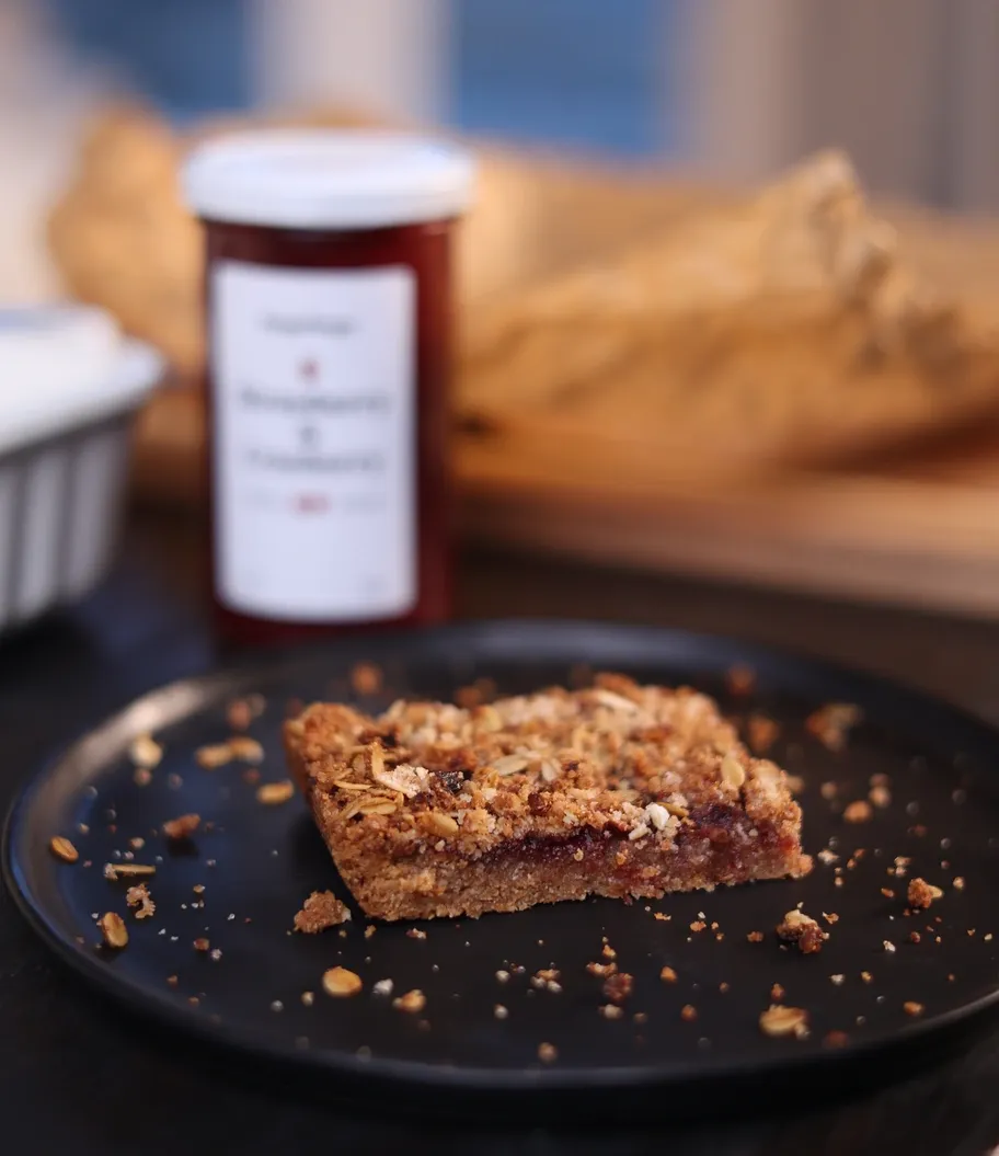 Pyragas su kalėdinėmis uogienėmis