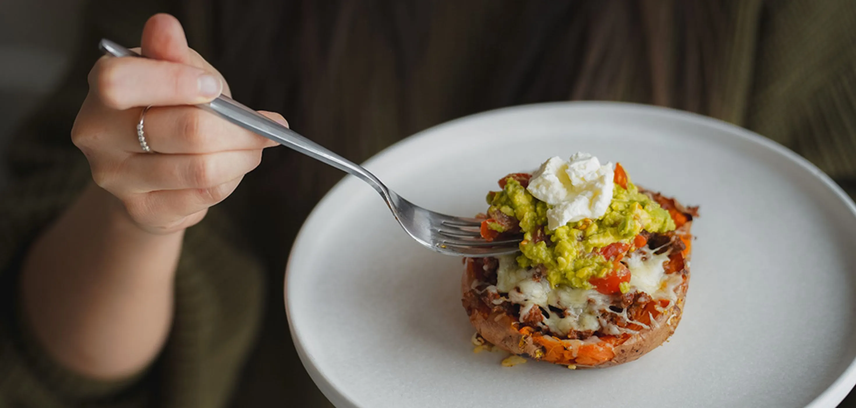 Saldi bulvė su jautienos faršu ir avokadu