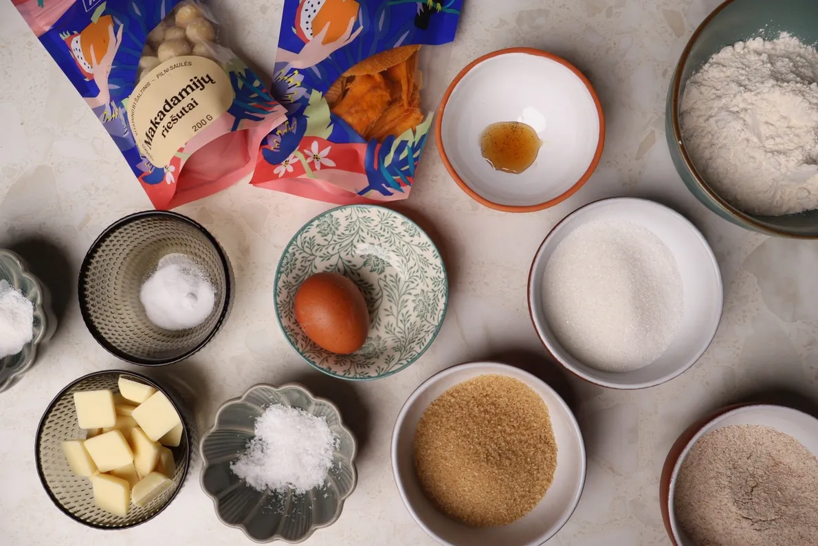 Sausainių su džiovintais mangais ingredientai