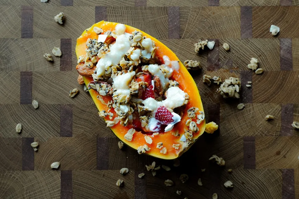 Papaja su jogurtu ir granola