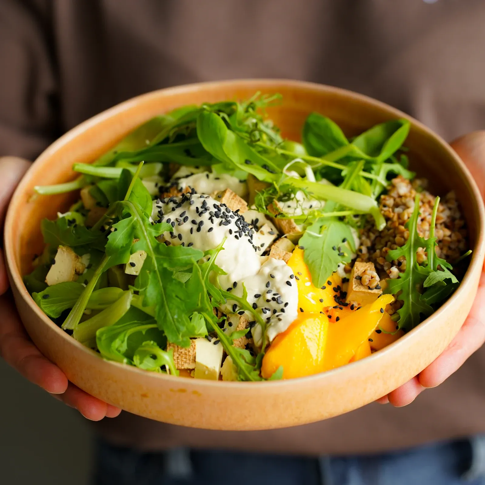 salotos-su-avokadu-mangu-ir-tofu